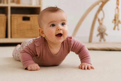 Bébé en tummy time — développement moteur et intégration des réflexes archaïques, 0-18 mois