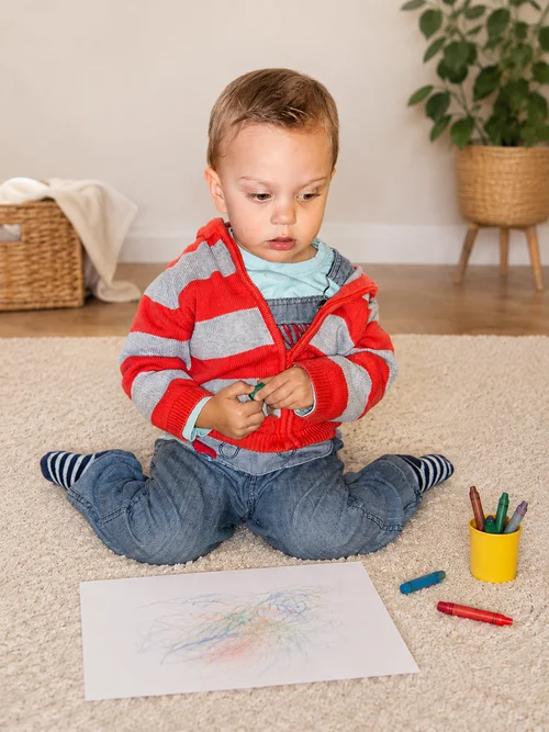 Enfant assis en W sur le sol — position W, réflexes archaïques et développement moteur, Brest