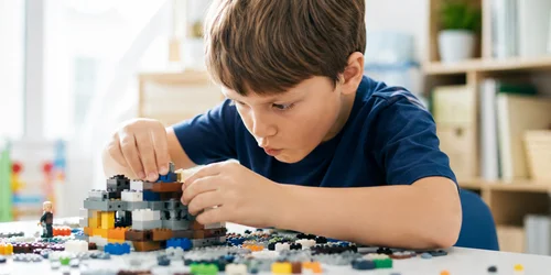 Enfant concentré sur une construction — réflexes archaïques difficultés apprentissage Brest